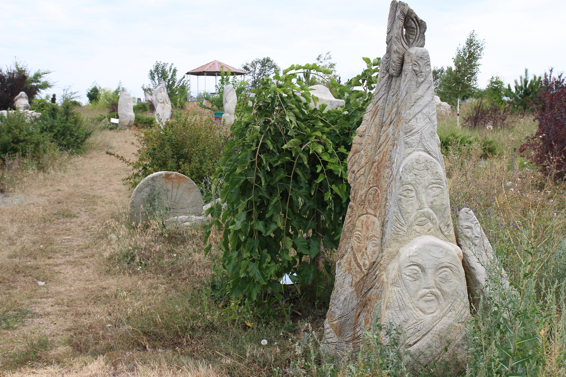 Прямо в степи, возле статуи чабана, Александр Палариев разбил ботсад, в котором установил различные скульптуры.