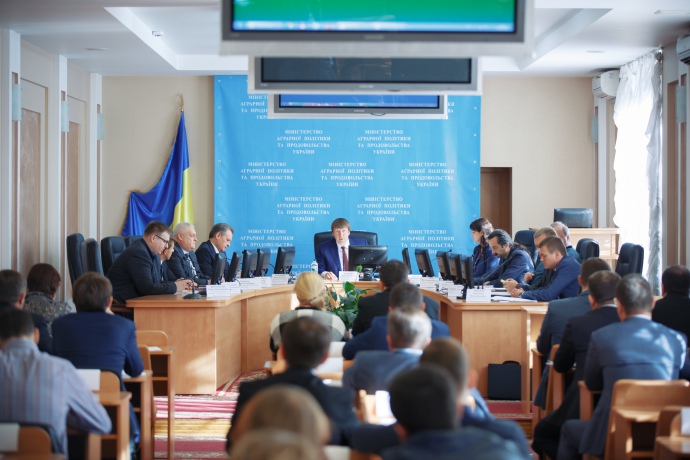 Фото 7. Підпис: Щоб уникнути конфлікту під час наради, Кутовий просить прибрати воду подалі.