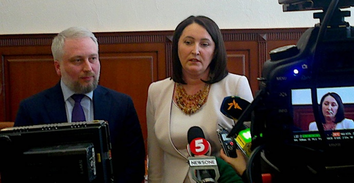 Новообраний голова Олександр НАЗК Мангул та Наталія Корчак на засіданні НАЗК 28 березня