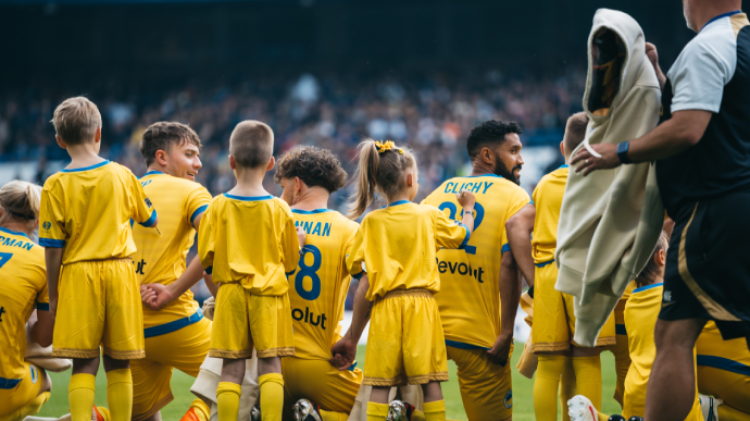 Діти підписуються на футболках гравців