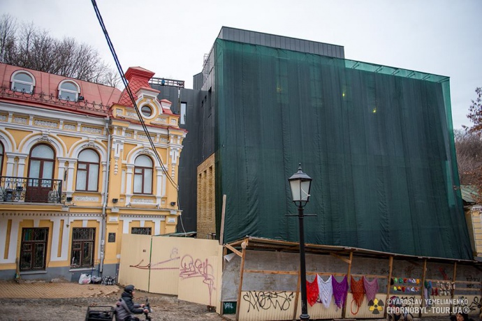 На одній з фото на фасаді будівлі можна побачити цеглу