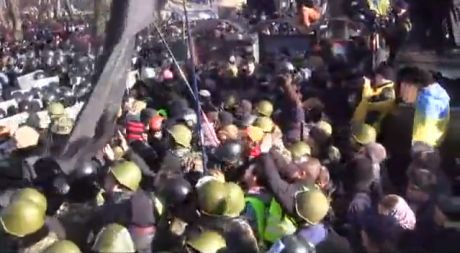 Стінка на стінку - активісти та силовики Стінка на стінку - активісти та силовики