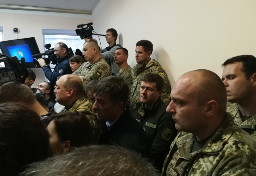 Осіб у військовій формі більше, ніж людей з камерами