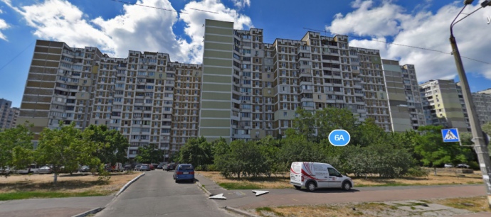 У цьому будинку на Вишняківській, 6а, кв. 70, офіційно знаходиться центральний офіс ВО 