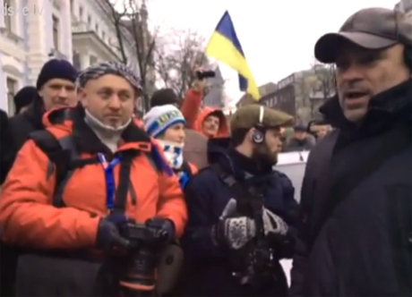 Навколо даішників та міліції скупчилися активісти, які вимагали від них звільнити територію та пропустити їх. Стоп-кадр з прямої трансляції