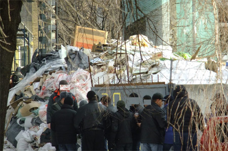 сміття з будівництва ГПУ скоро падатиме на дитячий майданчик сміття з будівництва ГПУ скоро падатиме на дитячий майданчик