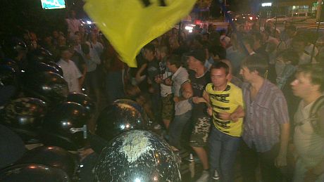 Протистояння під Святошинським райвідділком. Фото: Андрій Ковальов