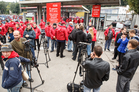 Прессу на территорию стадиона организаторы не пустили.