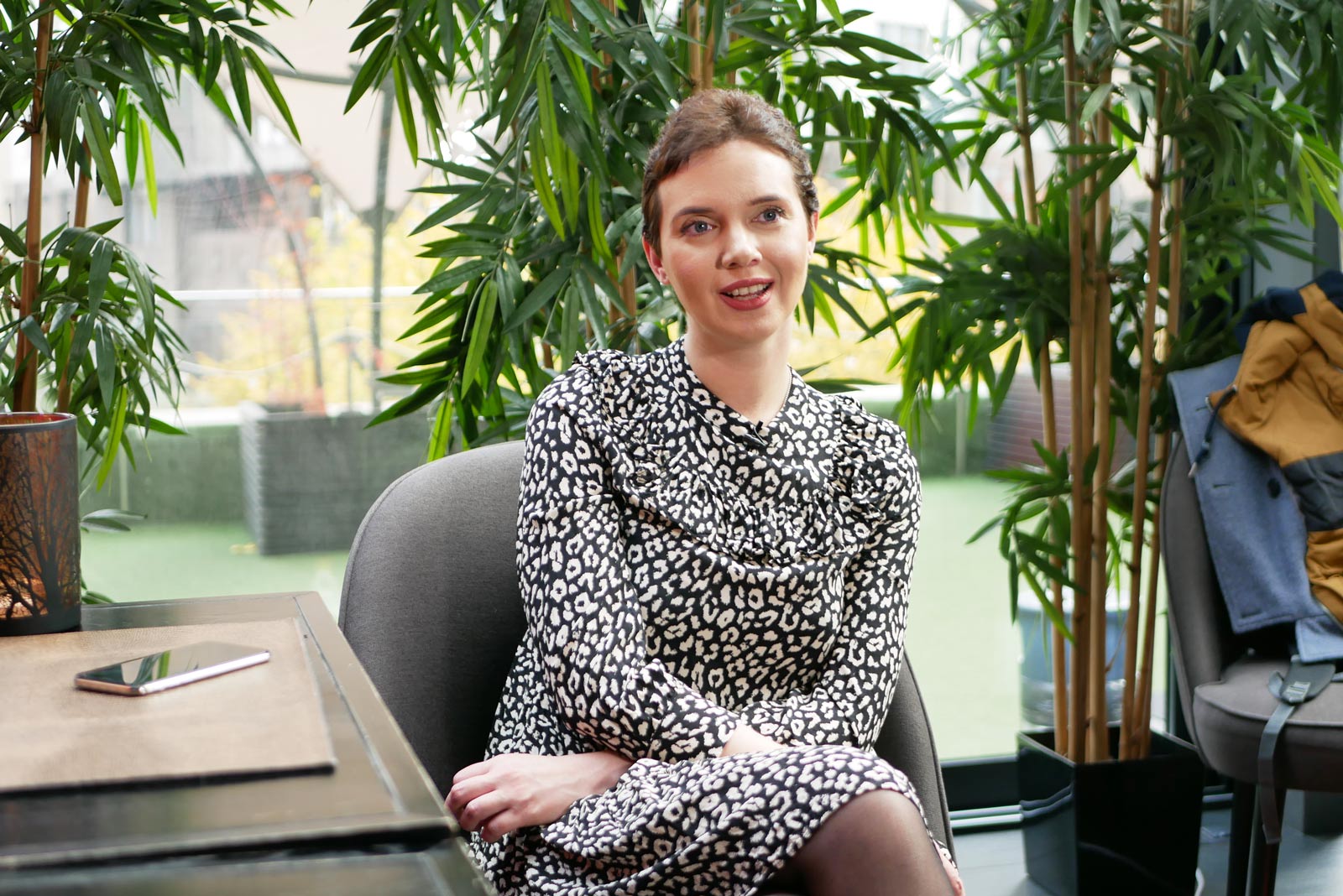 Тартымды бизнес-леди порно видео