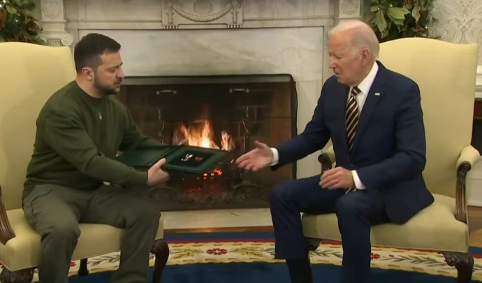Зеленський передав Байдену Хрест бойових заслуг