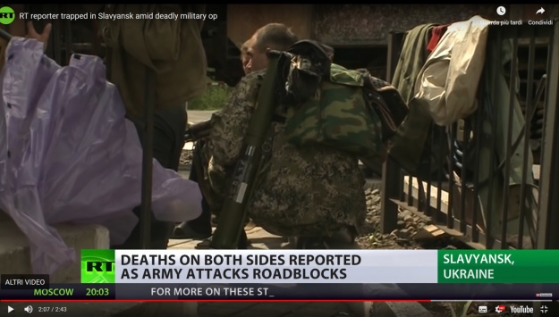 Зображення 12. Інший проросійський терорист, ймовірний вбивця Роккеллі, біля поїзда-барикади (стоп кадр з відео каналу  Russia Tuday, травень 2014)