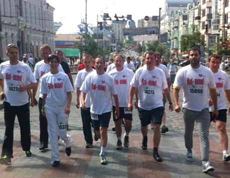 Пробег под каштанами в футболках Юлі волю. Фото пресс-службы Томенко