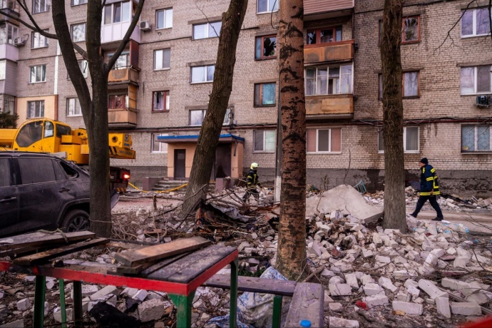 Российский дрон попал в многоэтажку в Днепре