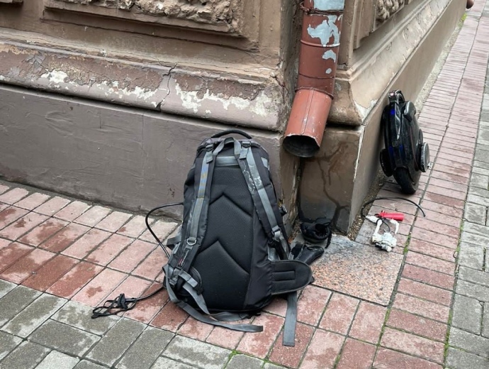 Моноколесо и рюкзак преступника