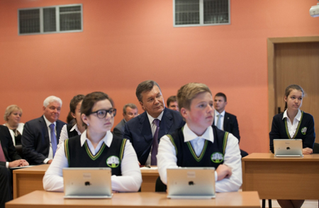 Янукович на торжествах 1 сентября. Фото пресс-службы президента Янукович на торжествах 1 сентября. Фото пресс-службы президента