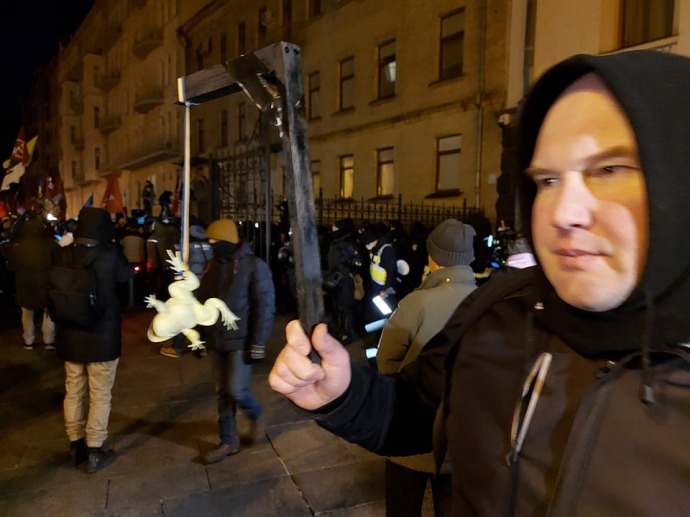 Учасник мітингу із саморобною скульптурою