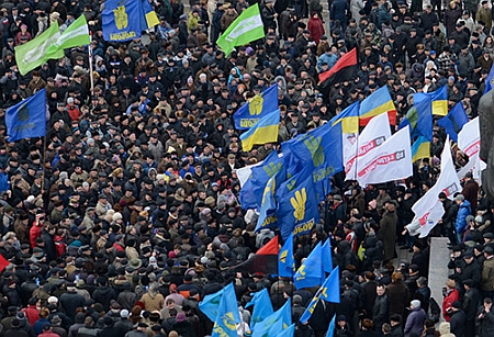 За даними опозиції у Івано-Франківську зібралося 10 тисяч на мітинг За даними опозиції у Івано-Франківську зібралося 10 тисяч на мітинг