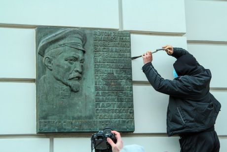 В Днепропетровске сняли доску Дзержинского