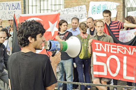 Под посольством Турции в Украине активисты выразили свою солидарность с требованиями турецких протестуючищих