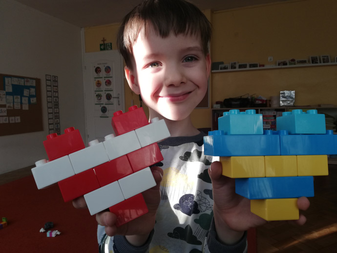 Поль Покотило, 5 років, син з родини українських емігрантів у Вроцлаві, будує серця для підтримки українських воїнів