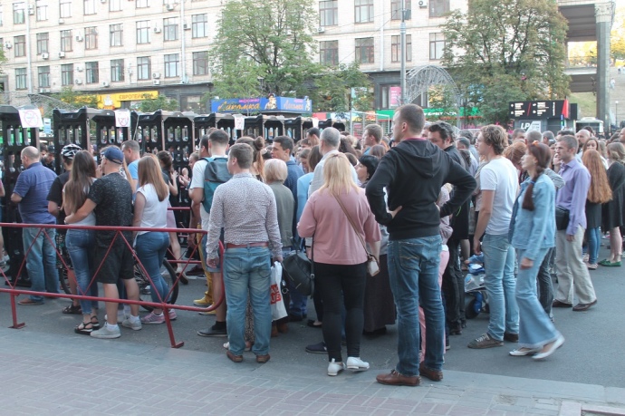 Усі, хто хотів потрапити на Європейську площу, де виступав президент, мусили пройти металодетектор