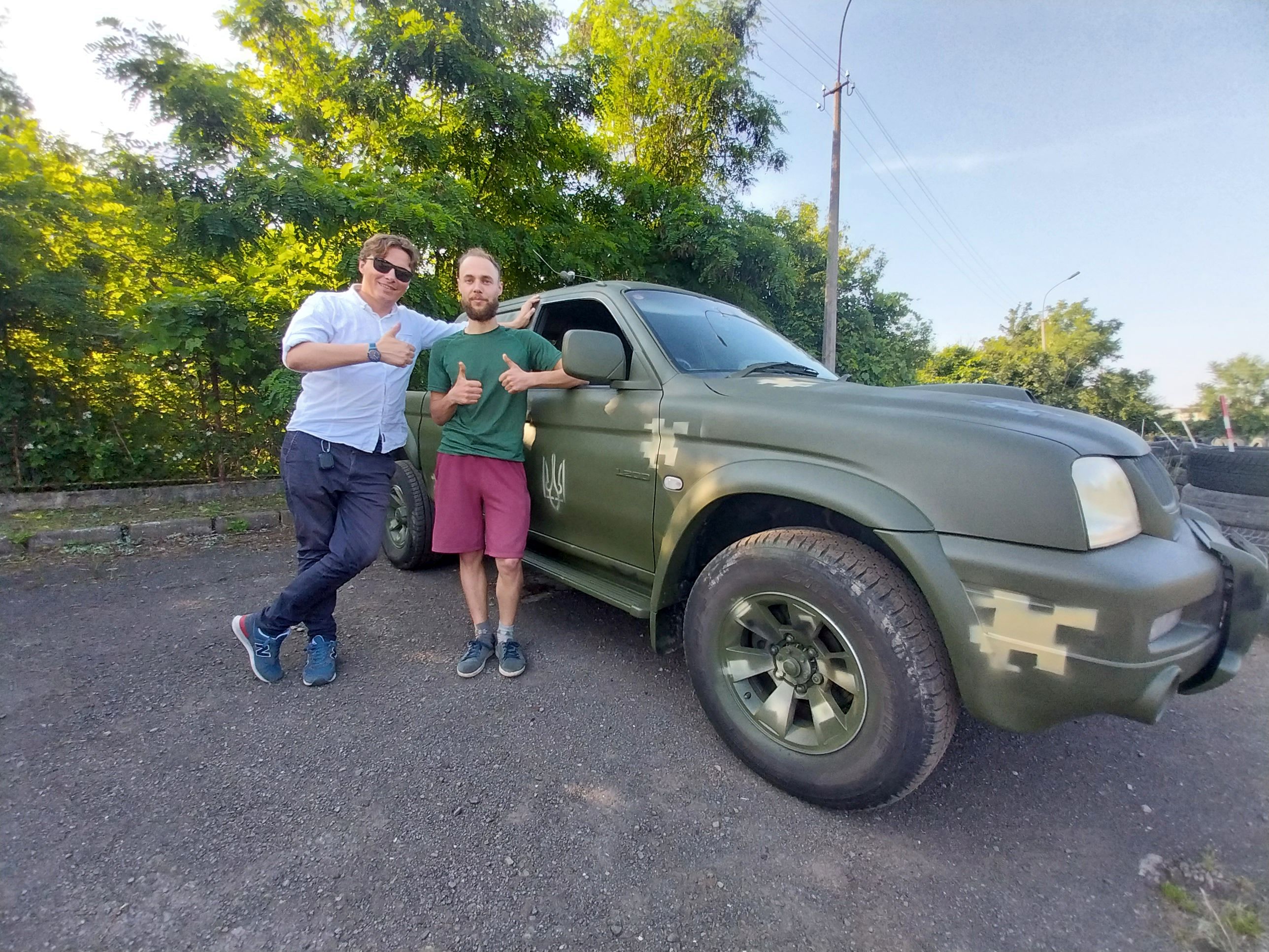 Андрій Любка (ліворуч) та Марк Мельниченко з його першим волонтерським авто