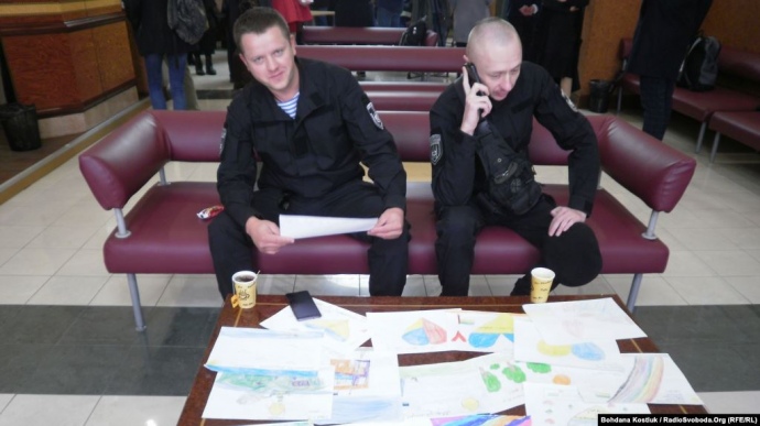 Зал ожидания для военных