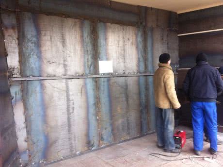 Входы в Донецкую ОГА заварили Входы в Донецкую ОГА заварили