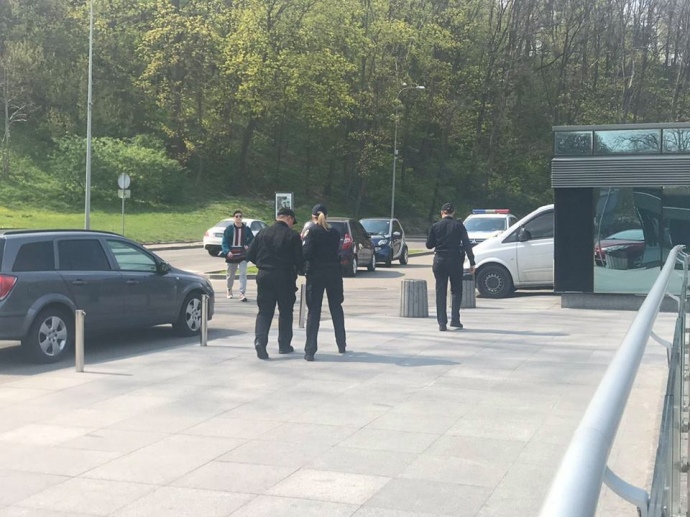 Поліція під офісом В.Зеленського