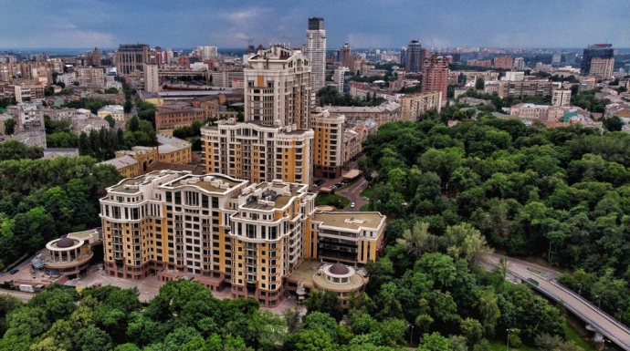 Вигляд на будинок на вул. Грушевського, 9А