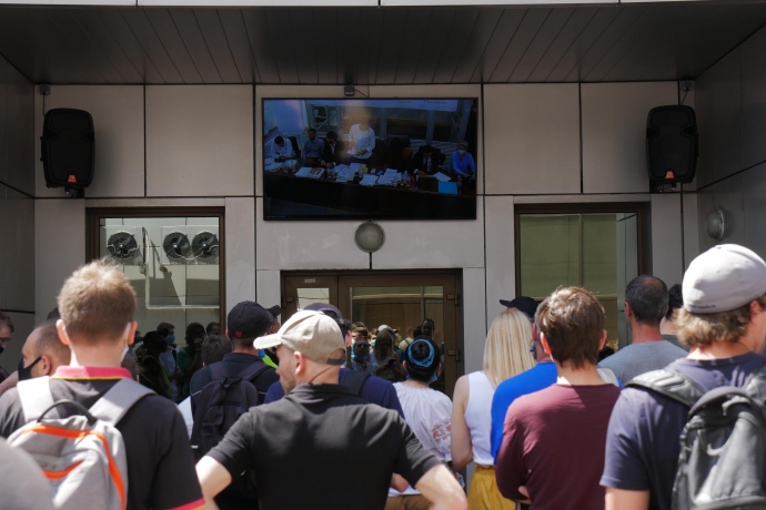Більшість людей, які зібрались на підтримку Стерненка, дивились трансляцію засідання під судом