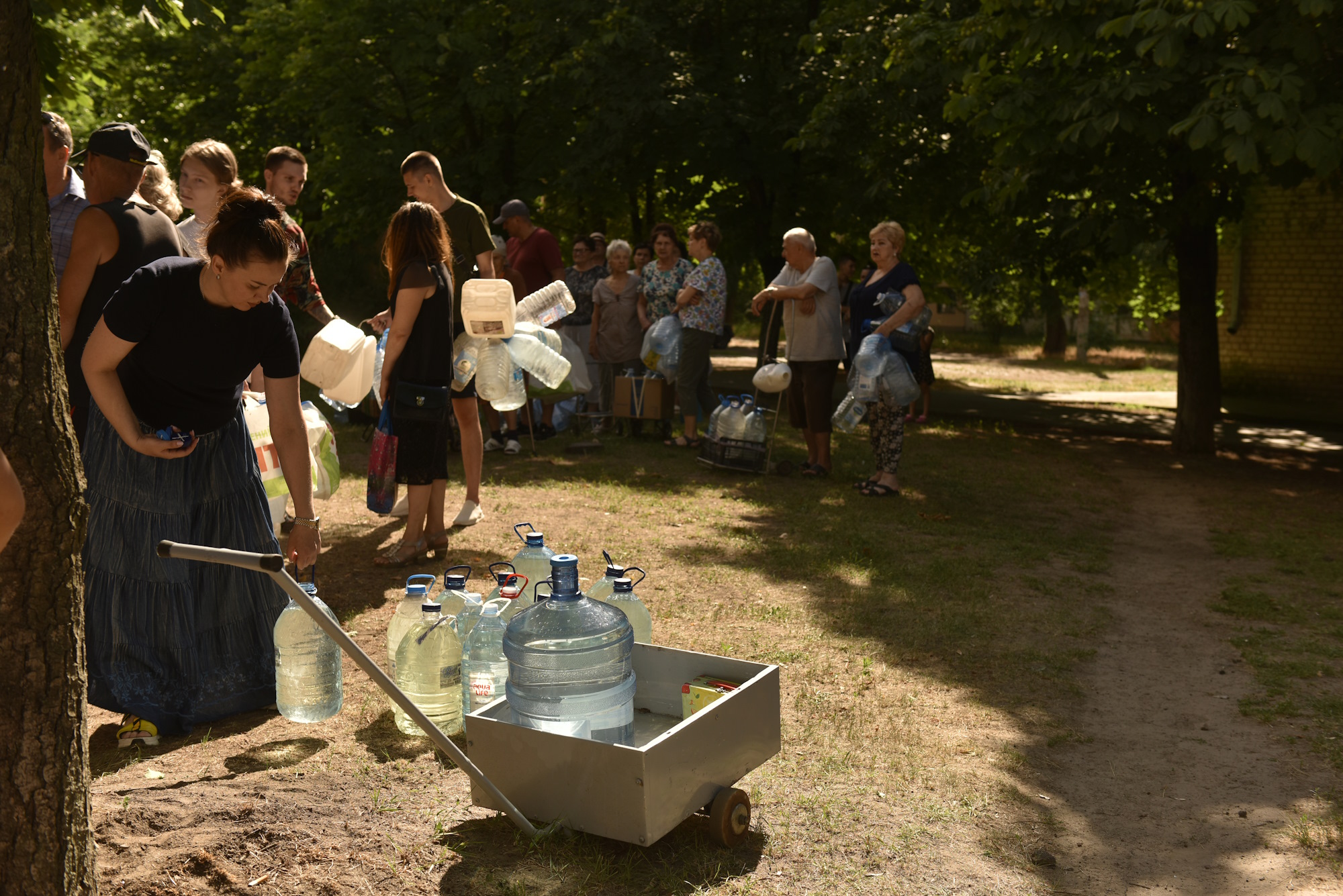 Нікополь. Черги за водою довгі, тут обмінюються новинами, жартують, сваряться