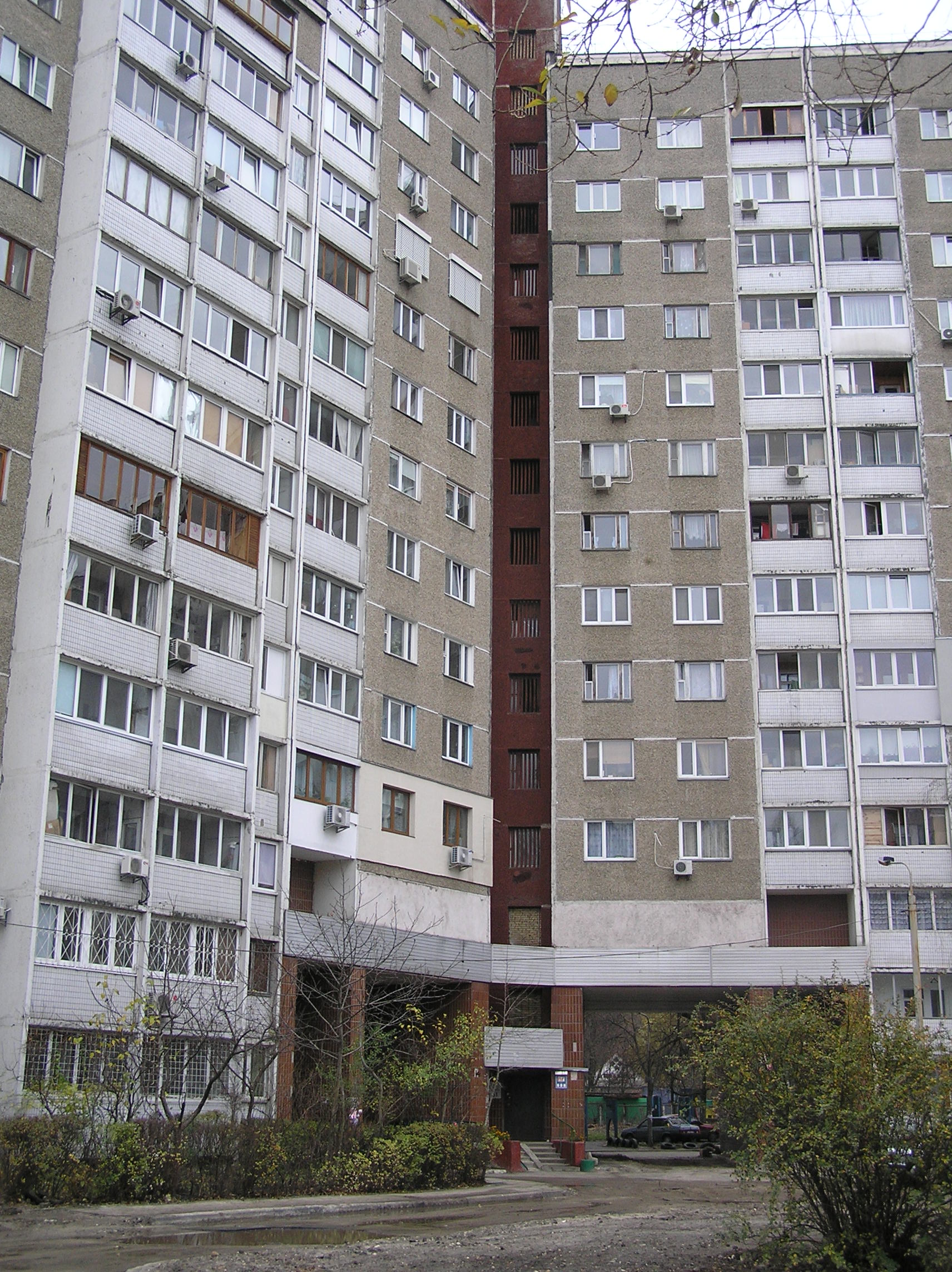 У цьому будинку на проспекті Глушкова колись мешкала Олена Лукаш та продовжує мешкати її сестра Тетяна У цьому будинку на проспекті Глушкова колись мешкала Олена Лукаш та продовжує мешкати її сестра Тетяна