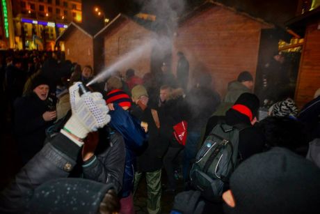 Провокация на Евромайдане, пустили перечный газ