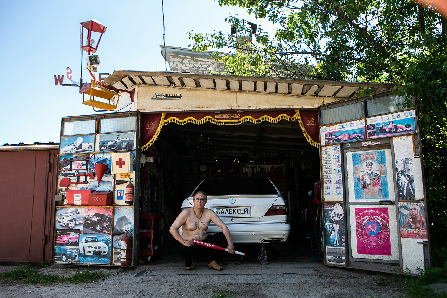 В багажнике Алексей постоянно возит биту –