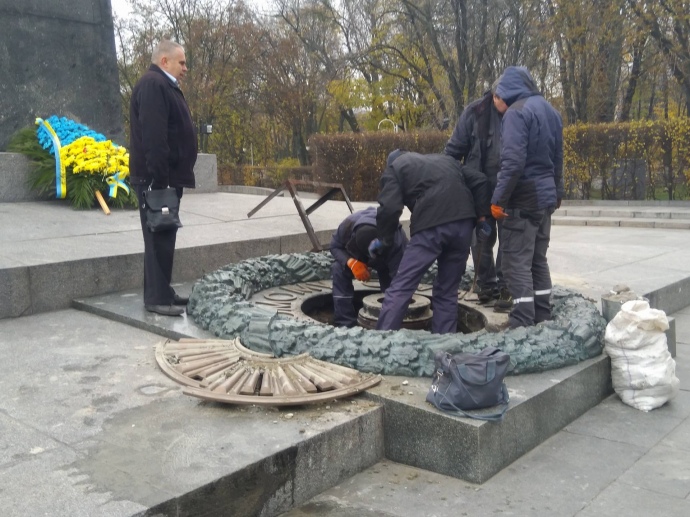 Вічний вогонь залили цементом