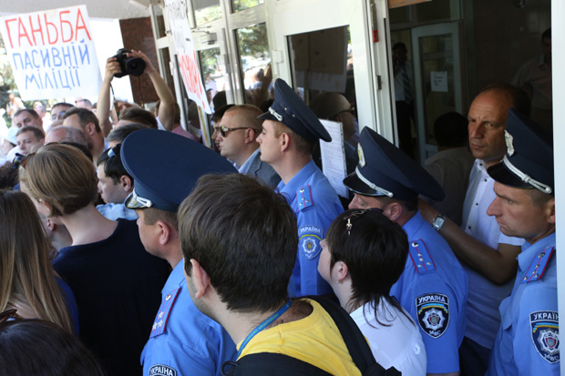 Депутати пішли у приміщення МВС