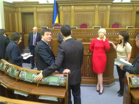 Опозиція вже блокує трибуну. Фото Леоніда Ємця Опозиція вже блокує трибуну. Фото Леоніда Ємця