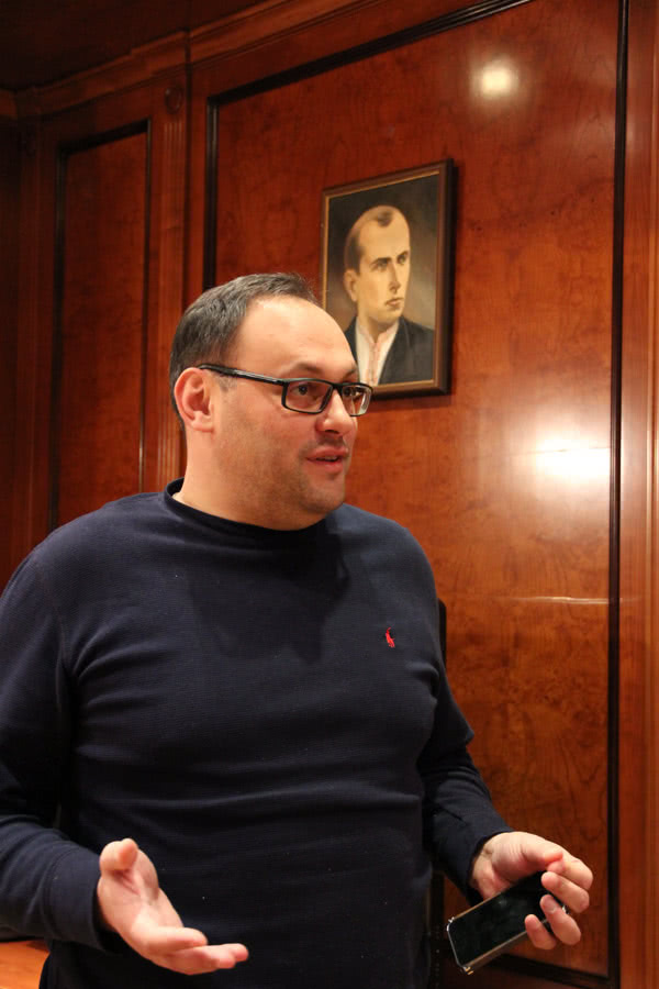 Під портретом Степана Бандери Владислав Каськів переконував, що загрози LNG-терміналу не існує