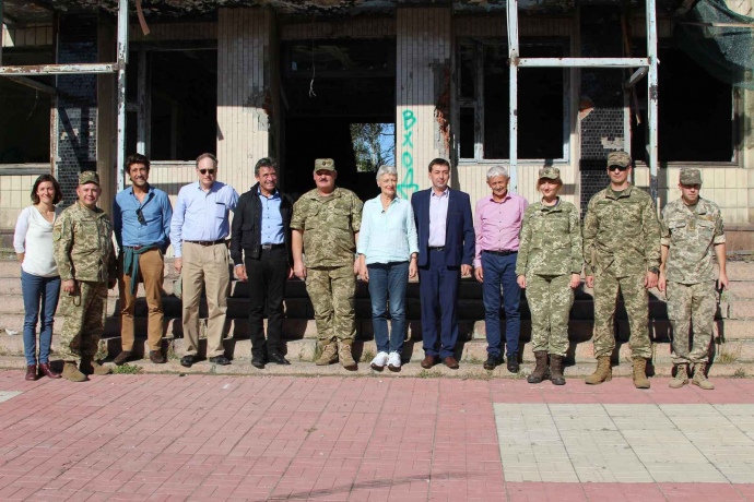 Іноземна делегація на чолі з Расмуссеном та українські військові