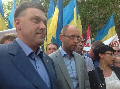 Тягнибок і Яценюк на мітингу у Миколаєві. Фото НикВести Тягнибок і Яценюк на мітингу у Миколаєві. Фото НикВести