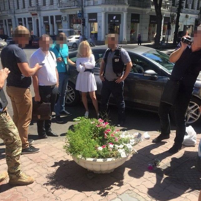 Чиновницю поліції схопили з хабарем 3 тисячі доларів