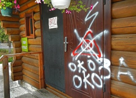 На двери они оставили надпись: Око за око. На двери они оставили надпись: Око за око.