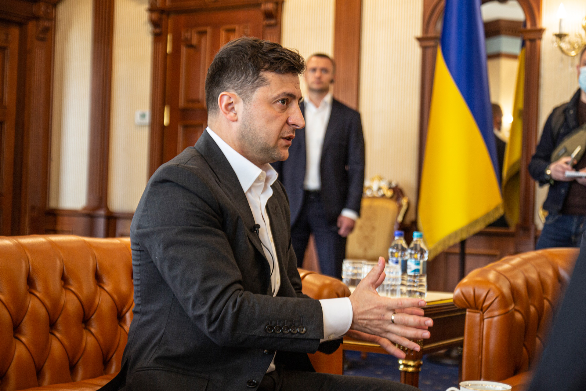 Перед вылетом президент успевает поговорить с мамой по телефону и журналистами УП