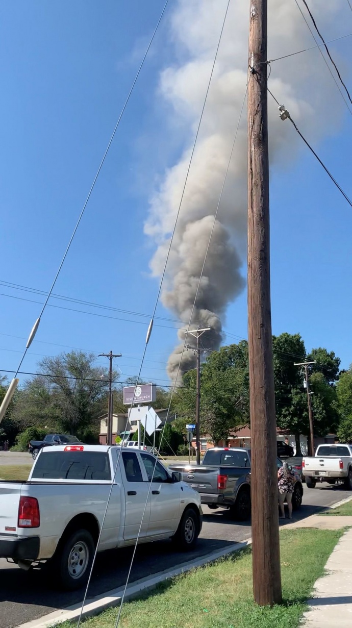 Дим піднімається від місця, де літак врізався в житловий район
