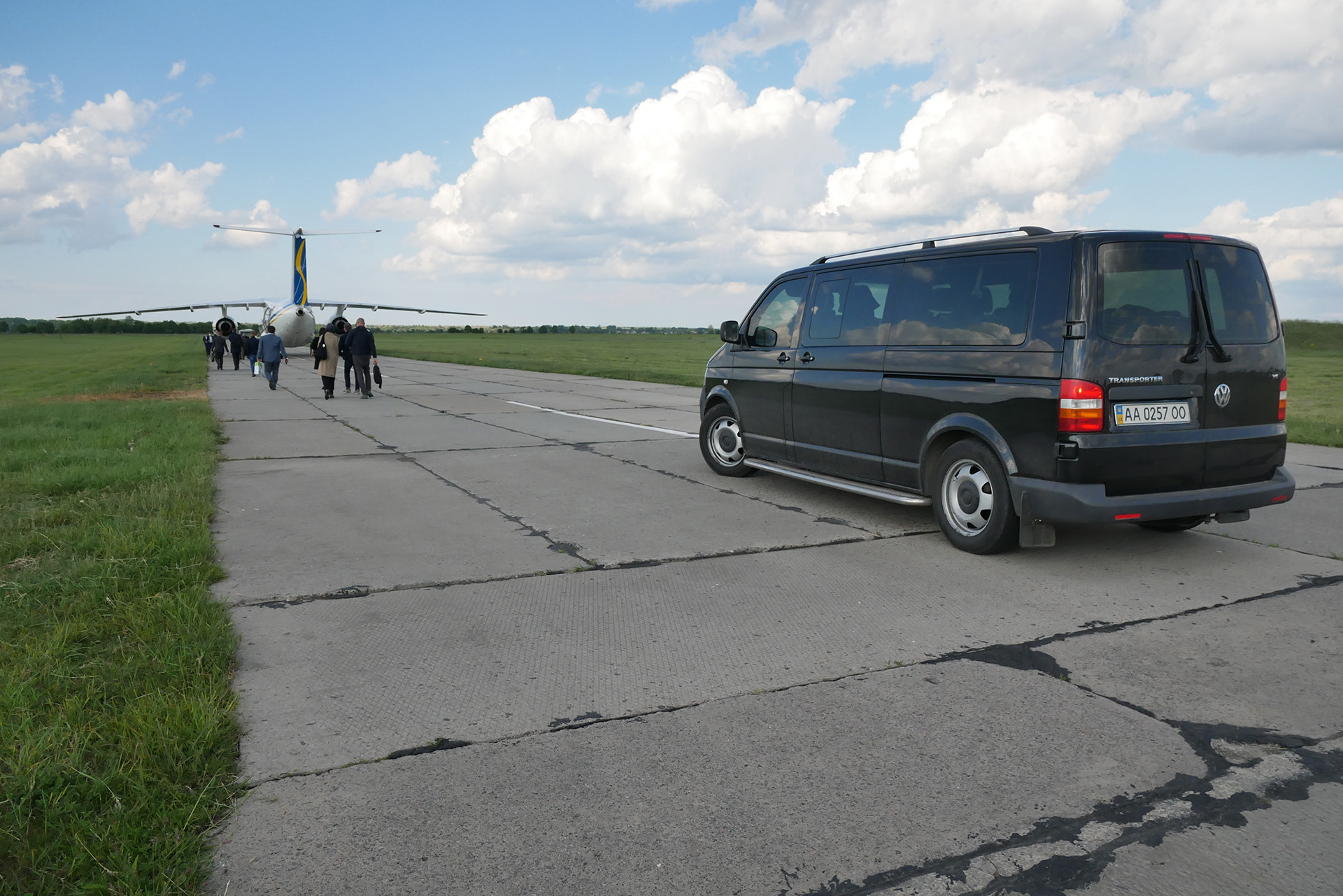 На военной базе в Староконстантиновке прощаются с президентом, оставаясь наедине со своими проблемами и остатками советской авиации