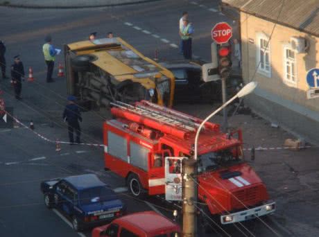 В Сумах произошла авария маршрутки и легковушки В Сумах произошла авария маршрутки и легковушки