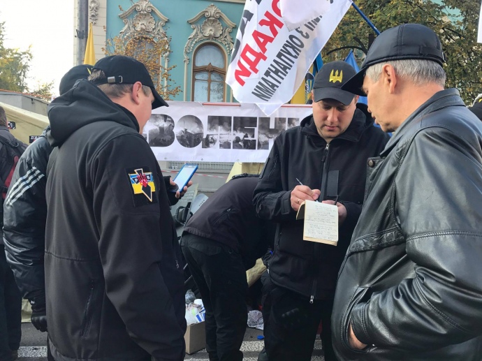 Чоловік із нашивкою батальону 