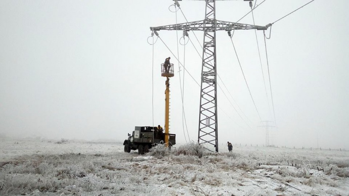 Снаряди регулярно обривають  високовольтні лінії, до перманентної відсутності світла в Авдіївці за два з половиною роки звикли
