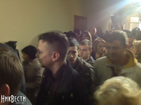 Приезд конвоя встретили пикетом. Фото НикВести Приезд конвоя встретили пикетом. Фото НикВести